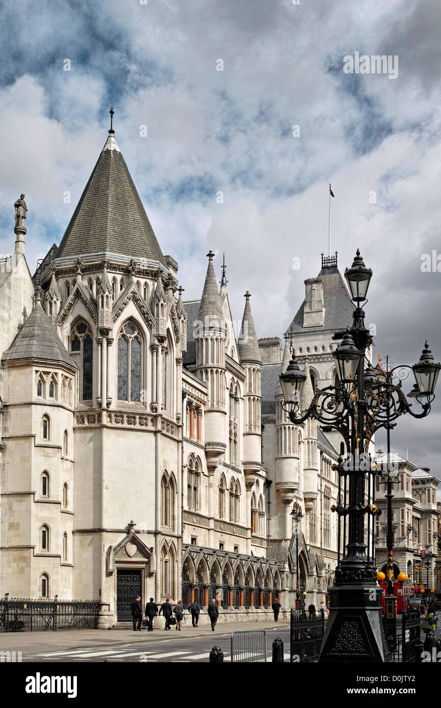 Extérieur de la Royal Courts of Justice dans le Strand. Banque D'Images