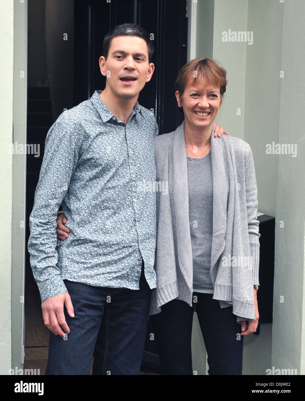 David Miliband, avec son épouse Louise Miliband, retour à la maison après avoir perdu sur le leadership du parti frère à Londres, Ed Banque D'Images