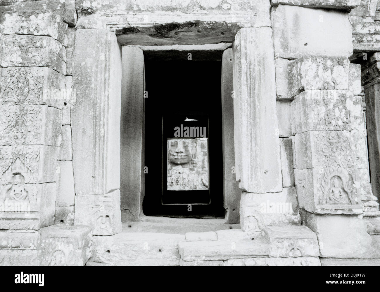 Dans la jungle est l'architecture khmère du Bayon d'Angkor Thom dans les Temples d'Angkor au Cambodge en Asie du sud-est. Histoire du billet Banque D'Images