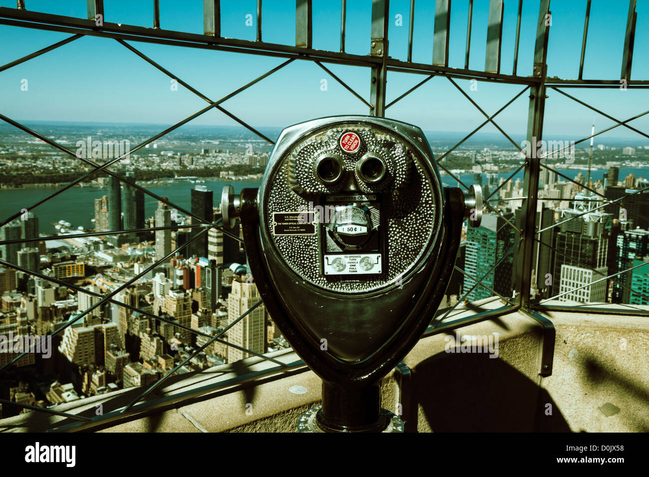 Des jumelles à la plate-forme d'observation de l'Empire State Building à Manhattan, New York. Effet traitement Cross Banque D'Images