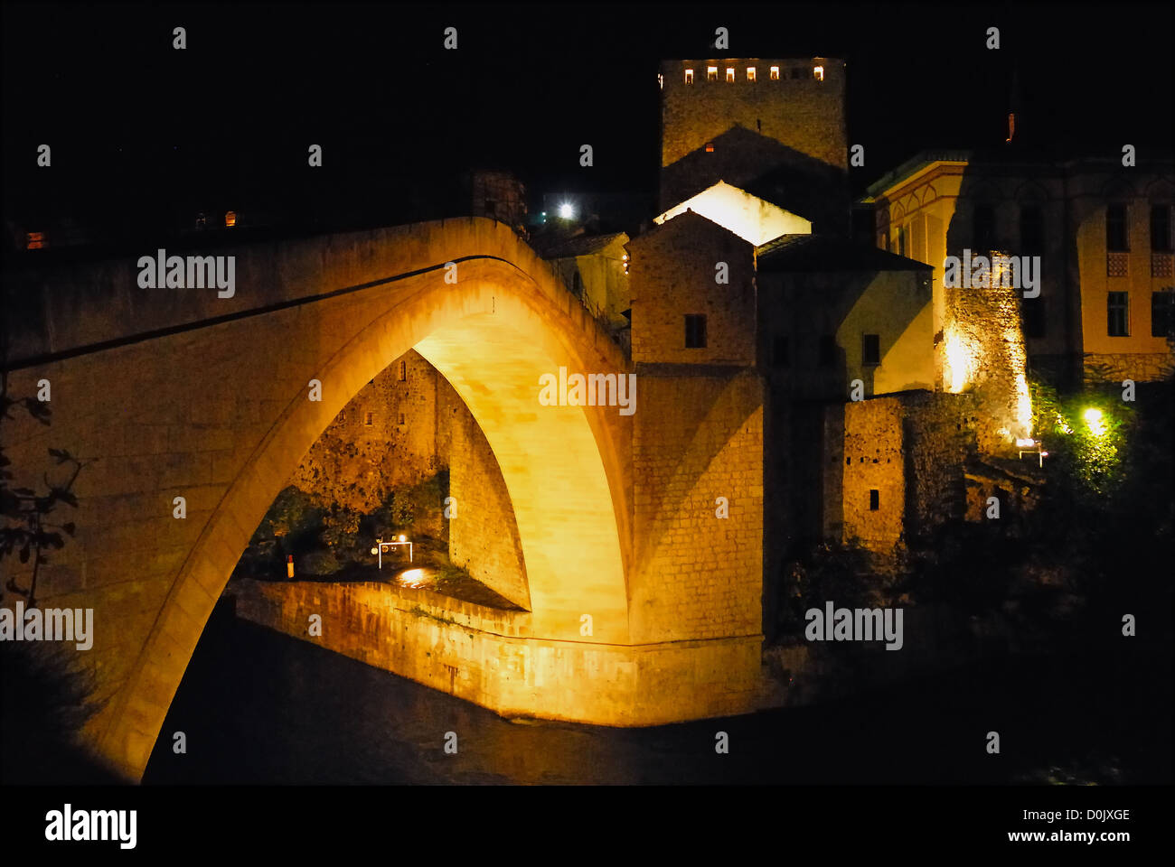 Mostar, Bosnie-Herzégovine : le Stari Most. Paysage nocturne. Banque D'Images