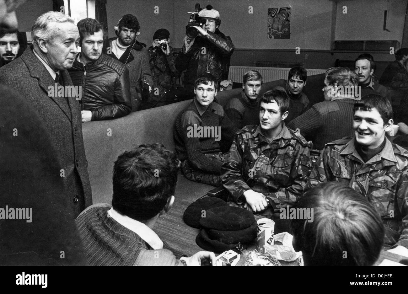 Le Premier ministre britannique Harold Wilson rend visite à des soldats à Londonderry en Irlande du Nord en 1970. PHOTO DE DAVID BAGNALL. Derry visite troupes Grande-Bretagne maintien de la paix années 1970 politique occupation militaire Banque D'Images