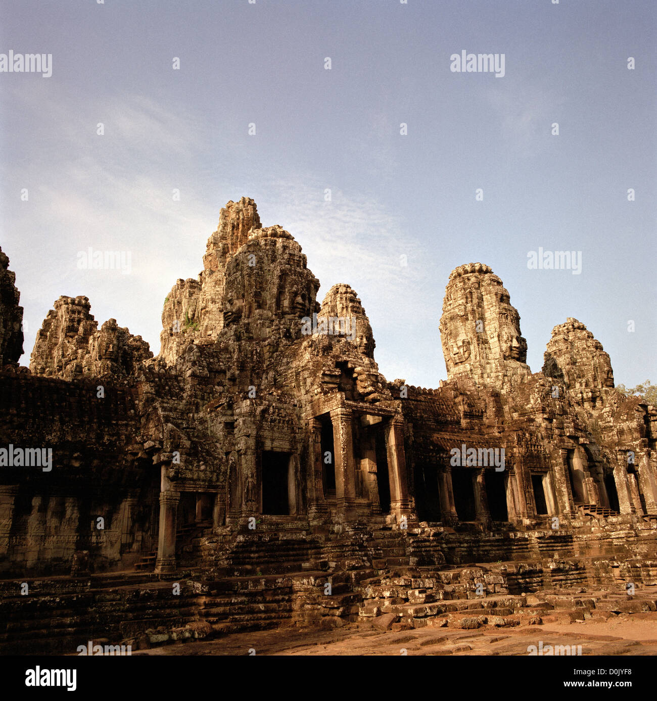 Dans la jungle est l'architecture khmère du Bayon d'Angkor Thom dans les Temples d'Angkor au Cambodge en Asie du sud-est. Histoire du billet Banque D'Images