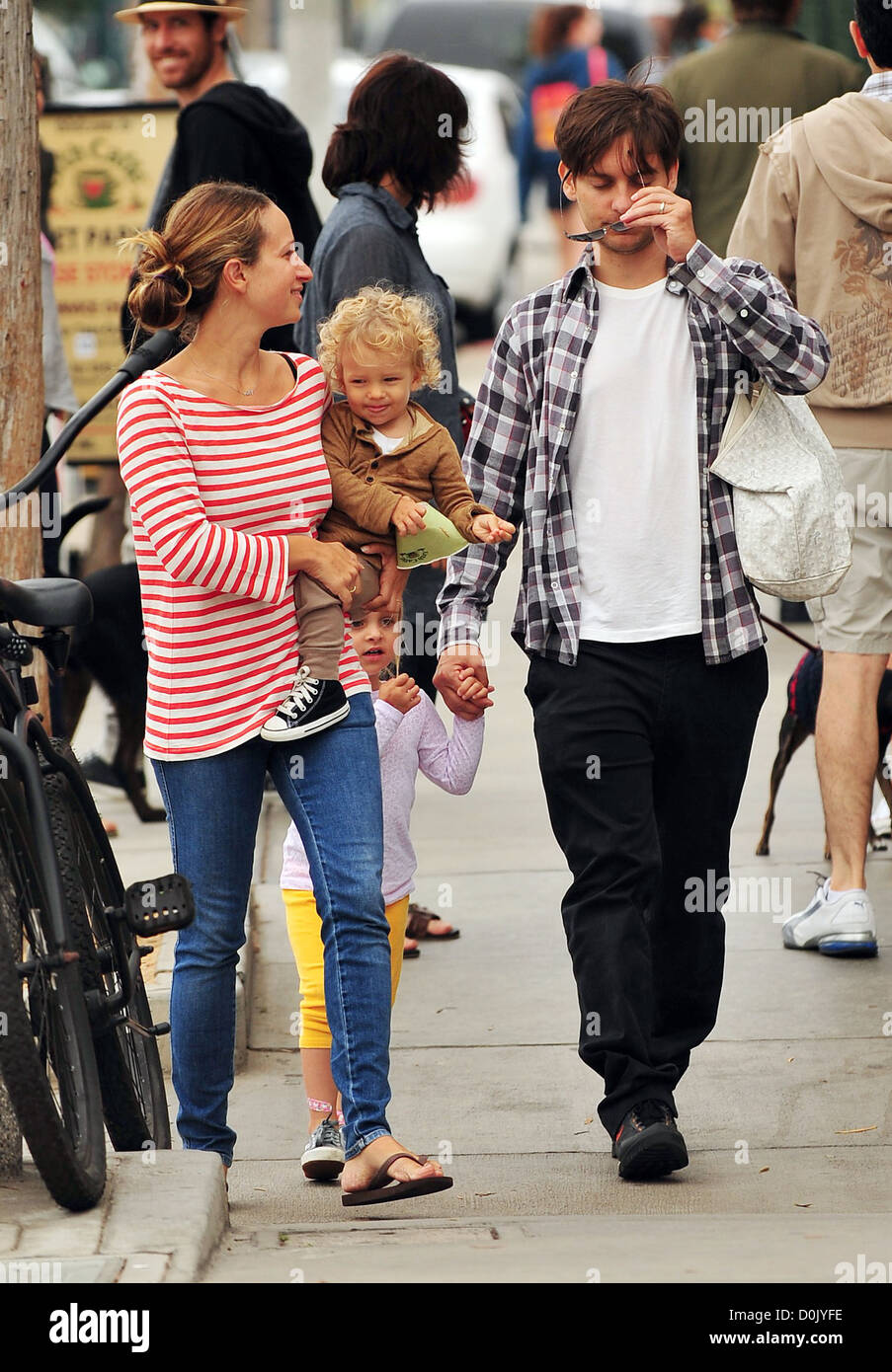 Tobey Maguire et sa femme Jennifer Meyer avec leurs enfants Ruby ...