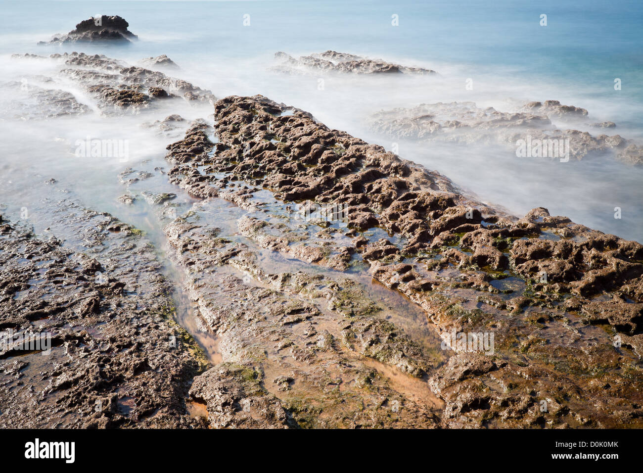 Los Tranquilos plage, côte rocheuse de la Cantabrie, dans le Nord de l'Espagne. Banque D'Images