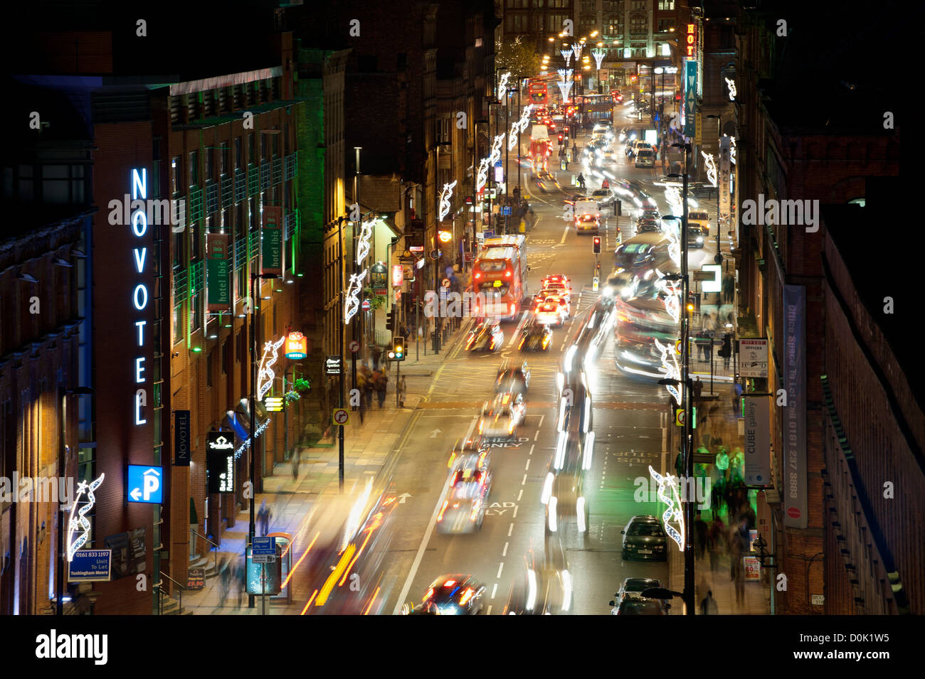 Regarder sur Portland Street à Manchester. Banque D'Images