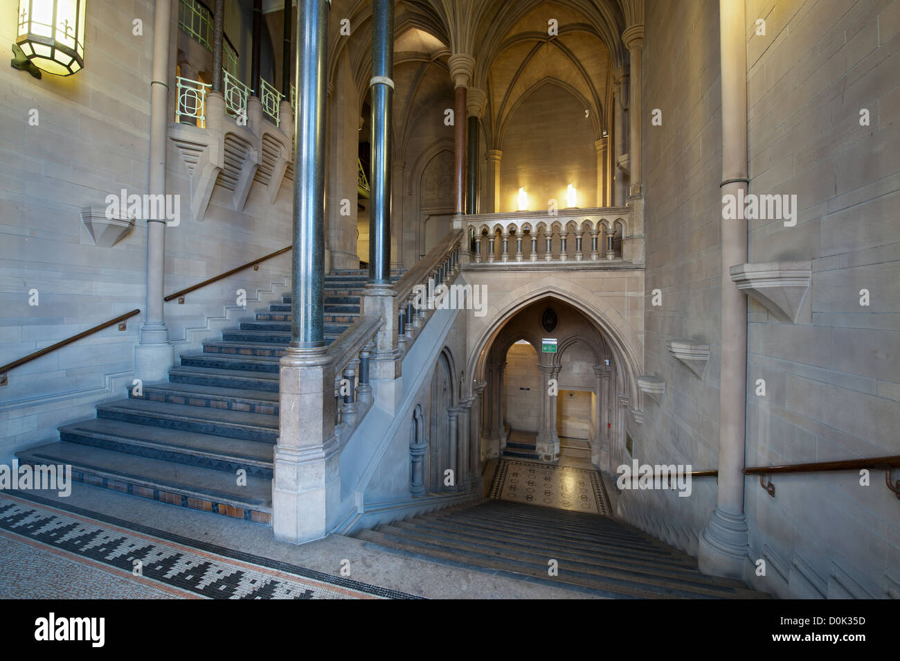 Un escalier de la Whitworth Building de l'Université de Manchester. Banque D'Images