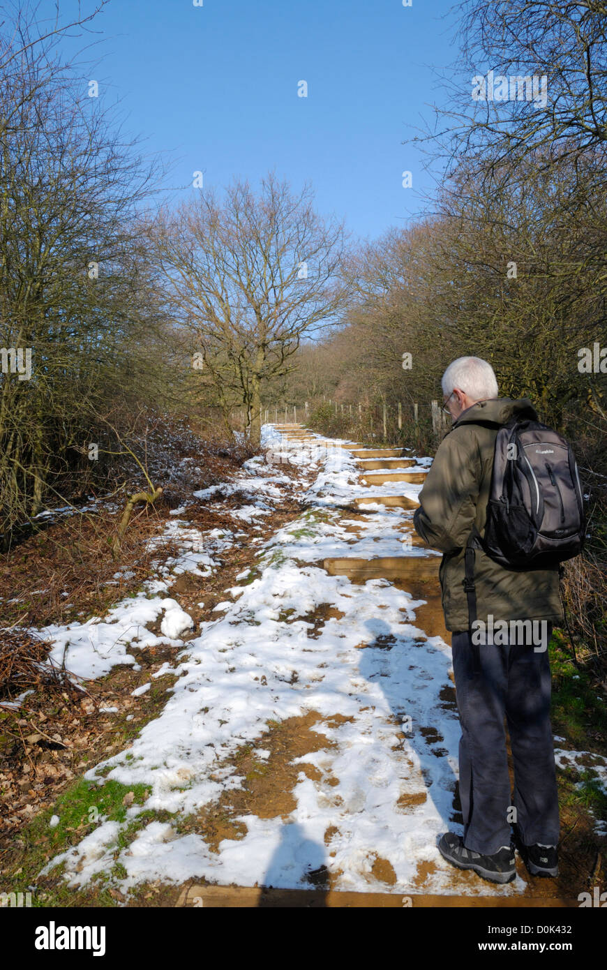 A middle-aged walker sur Horsenden Hill en hiver. Banque D'Images