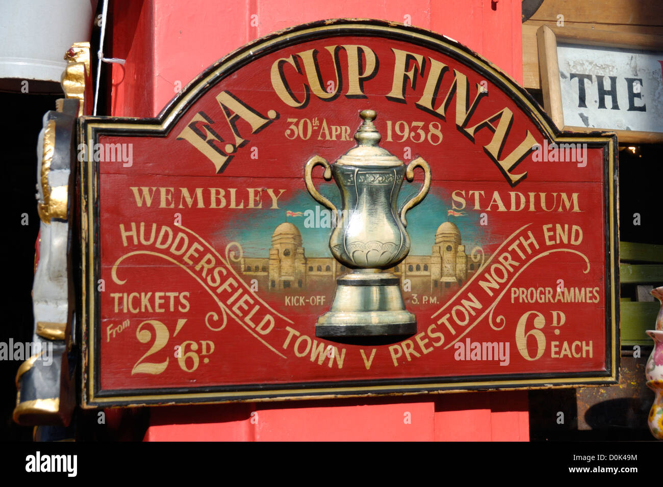 Finale de la FA Cup anciens signe pour la vente au marché de Portobello. Banque D'Images