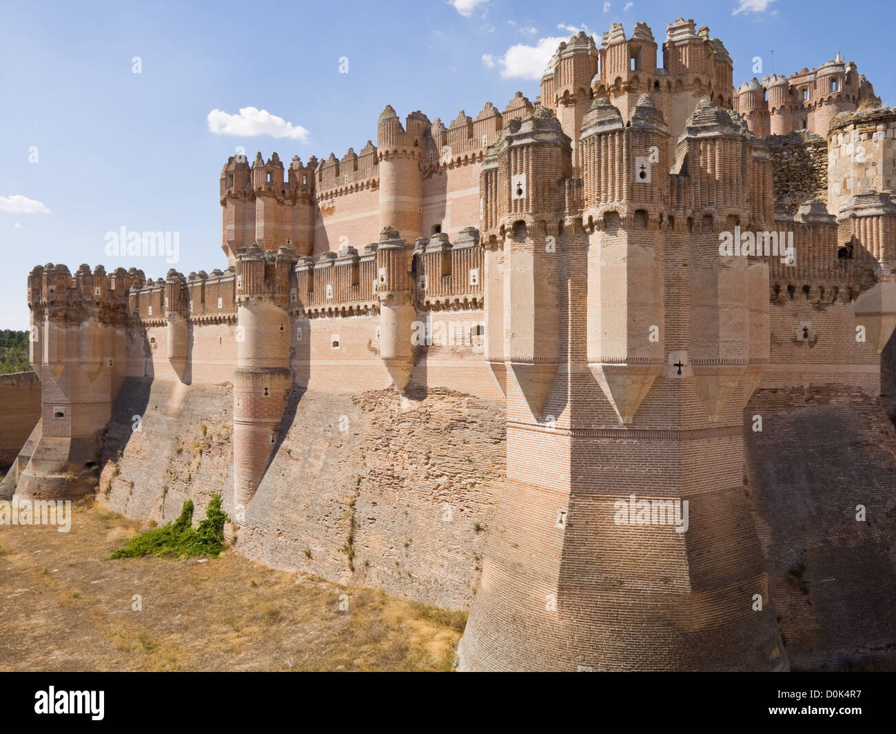 Château de Coca est un château de style mudéjar du 15e siècle dans le village de la coca dans la