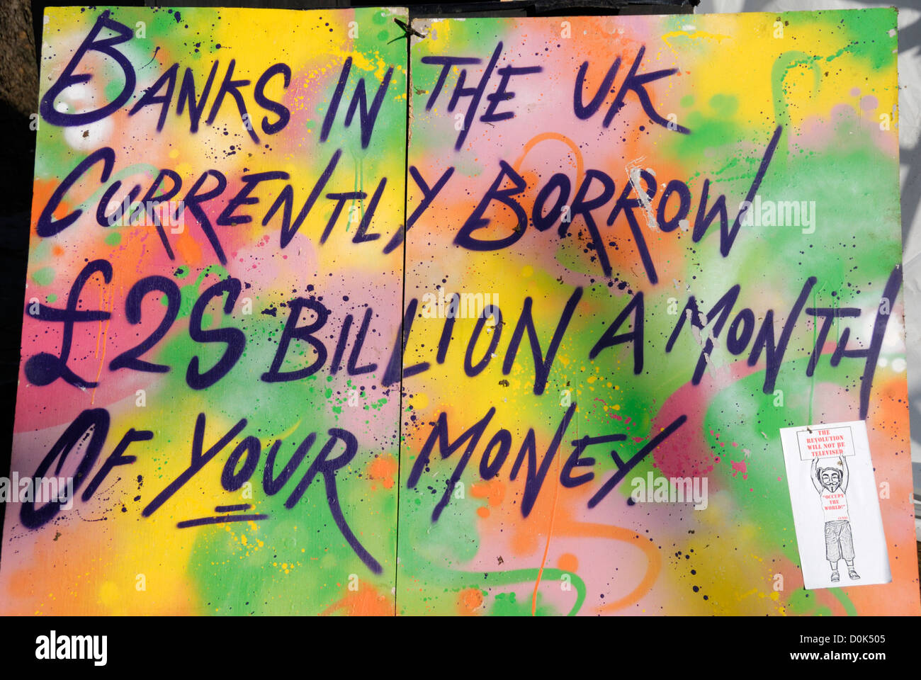Plaque en bois prétendant que les banques au Royaume-Uni en ce moment åÂå emprunter 25 milliards de livres par mois de l'argent public. Banque D'Images