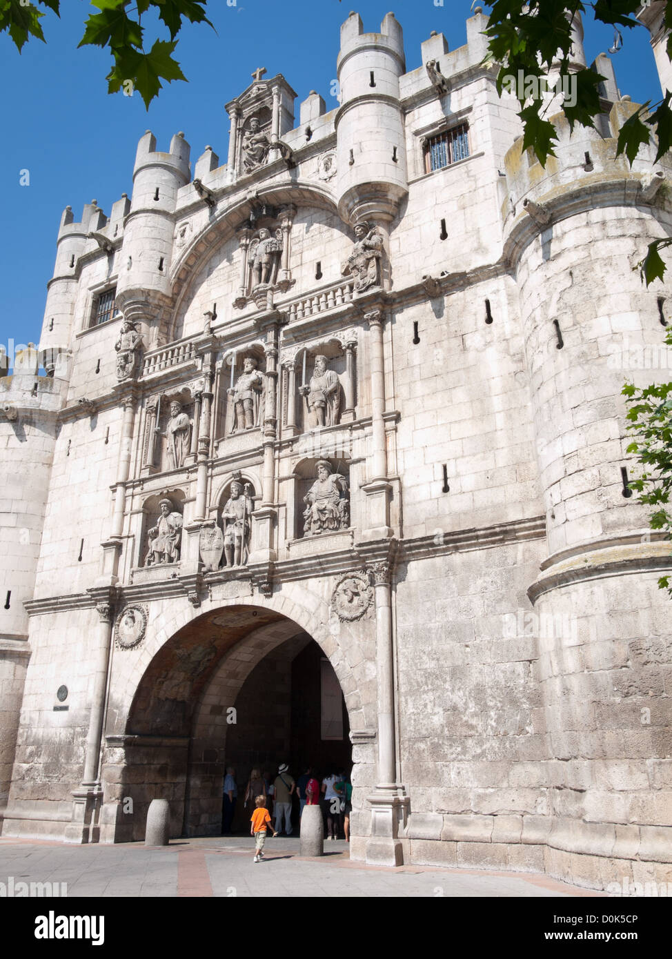 L'Arc de Santa Maria est le plus noble de ces entrée donnant accès à la vieille ville de Burgos en Espagne Banque D'Images