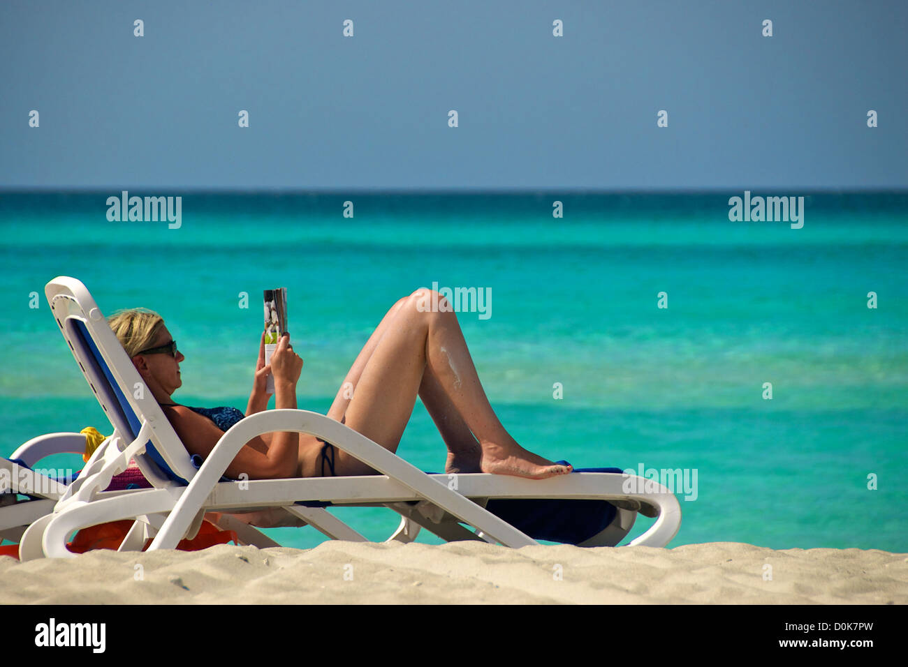La lecture sur la plage de Varadero Banque D'Images