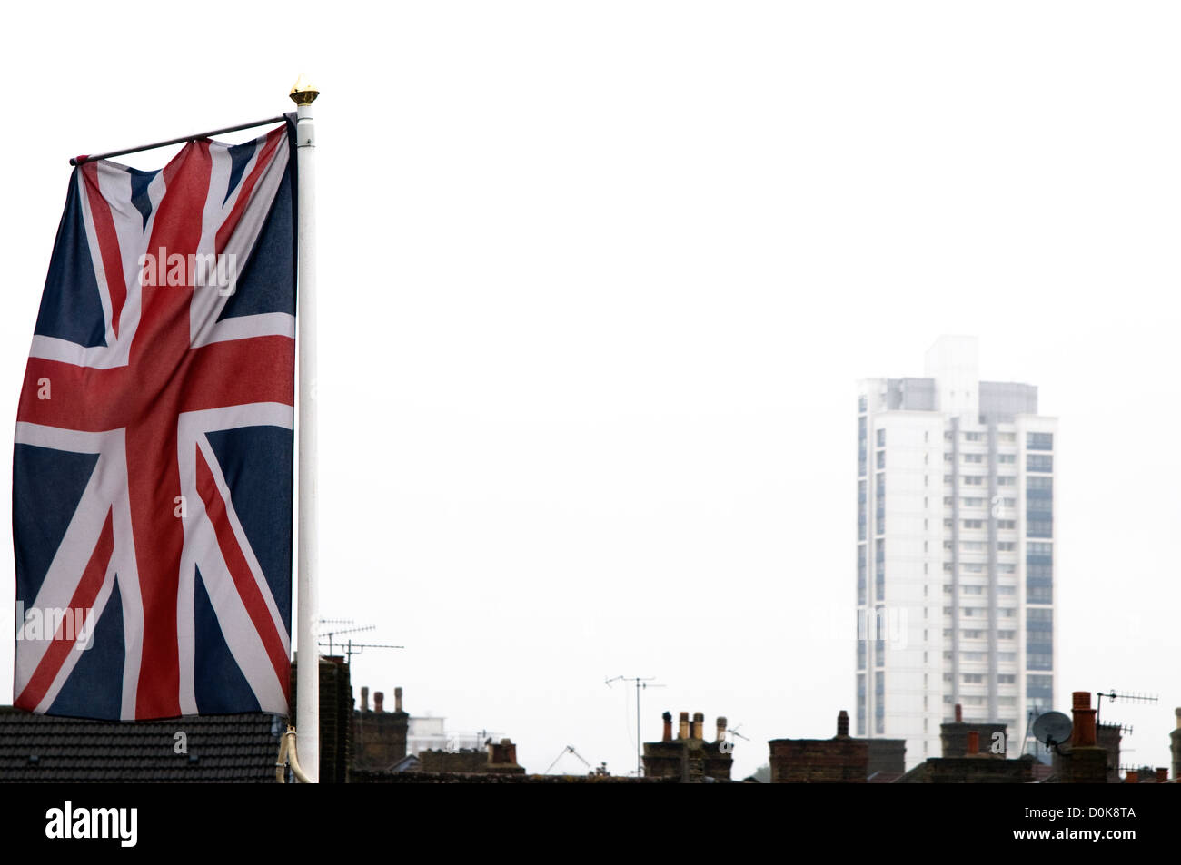 Une union jack flag avec une tour en arrière-plan. Banque D'Images