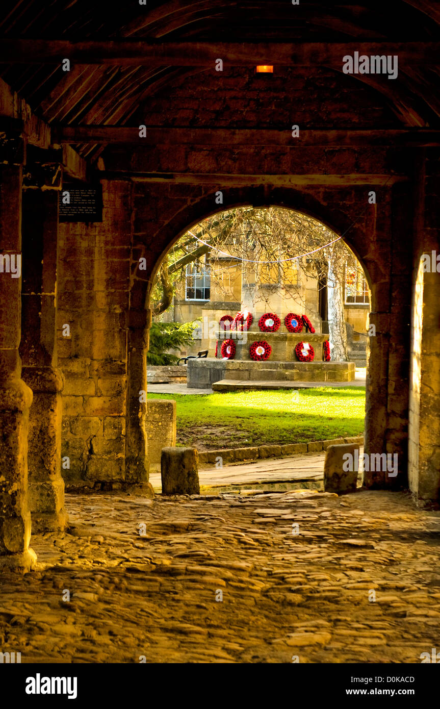 War Memorial et couronnes dans les Cotswolds. Banque D'Images