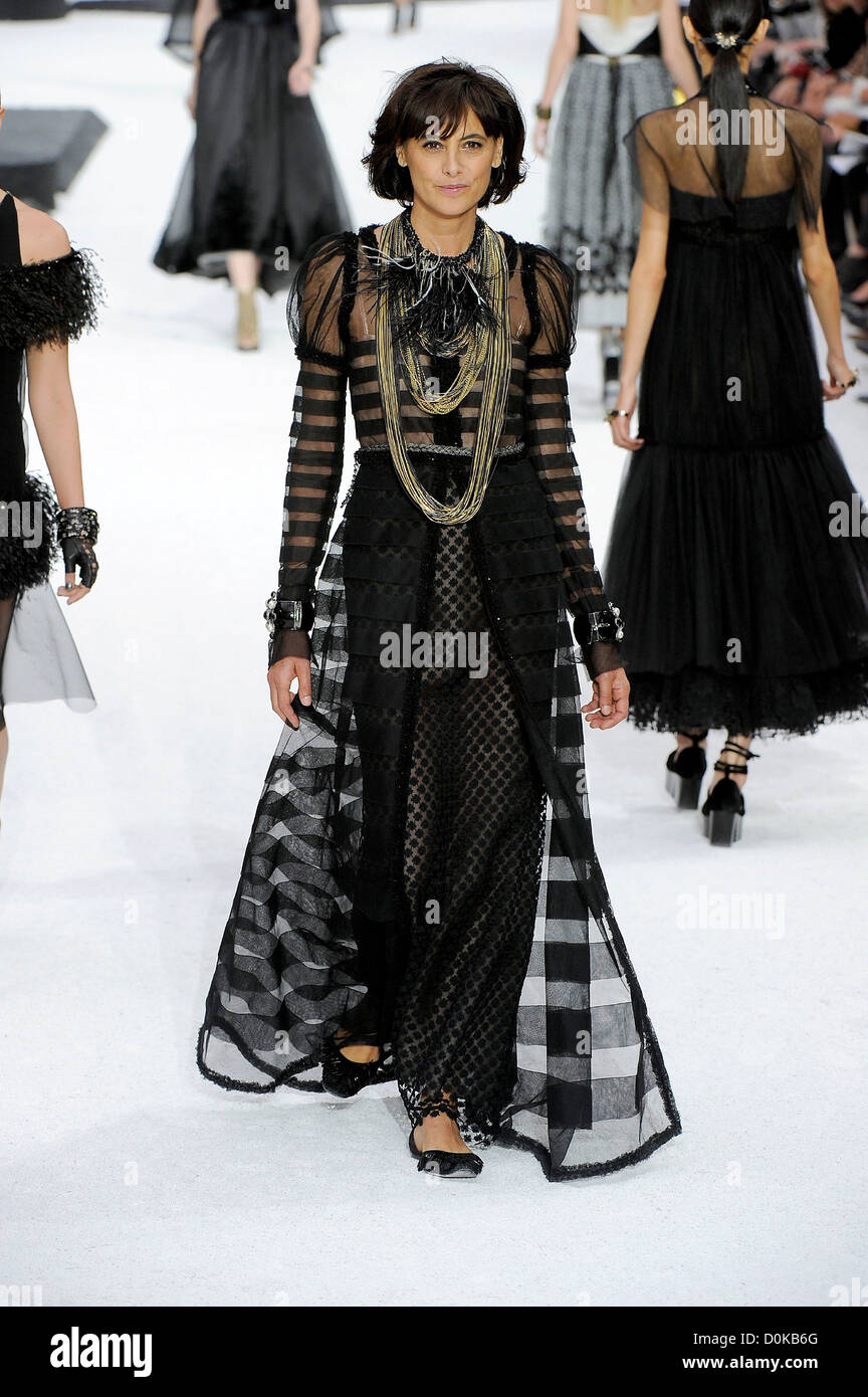 Ines de la Fressange Paris Fashion Week Prêt à Porter Printemps/Été 2011 -  défilé Chanel - Paris, France - 05.10.10 Photo Stock - Alamy