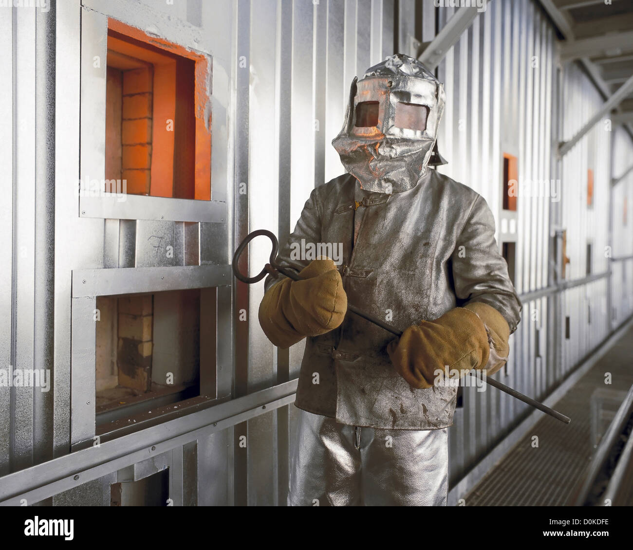 Travailleur avec des vêtements de sécurité à côté d'un four de fusion du  verre Photo Stock - Alamy
