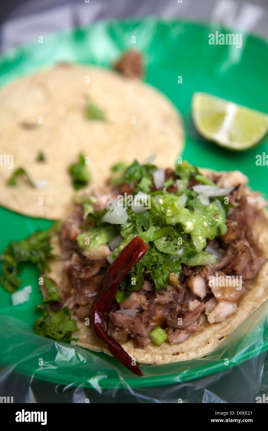 Carnitas tacos au Chili, avec la coriandre et le guacamole à Mercado Coyoacan dans Coyoacan - Mexico DF Banque D'Images