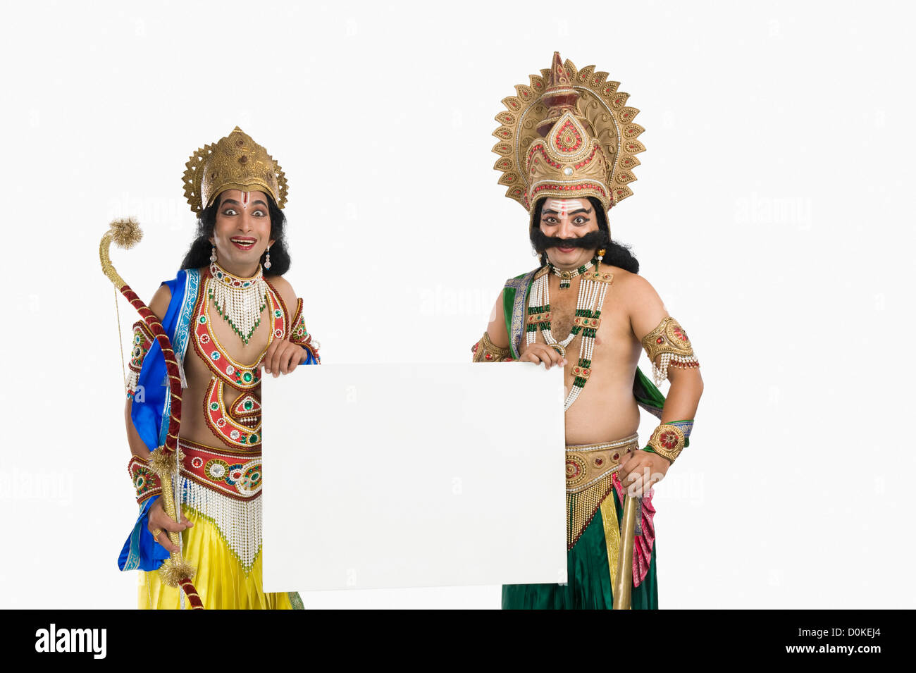 Deux hommes s'habille comme Rama et Ravana et holding a blank placard Banque D'Images