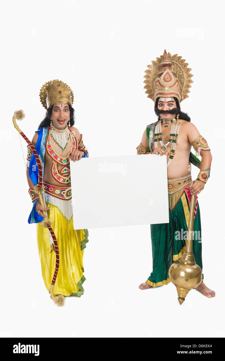 Deux hommes s'habille comme Rama et Ravana et holding a blank placard Banque D'Images
