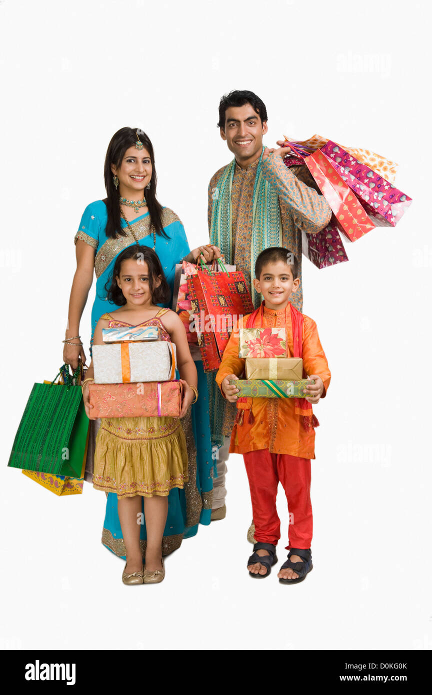 Family with shopping bags Banque D'Images