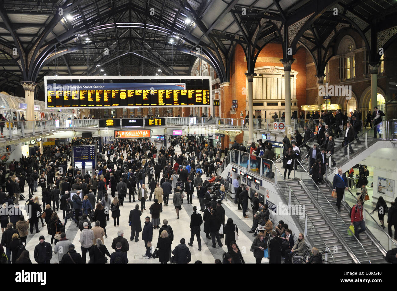 La gare de Liverpool street, navetteurs voyageant accueil Banque D'Images