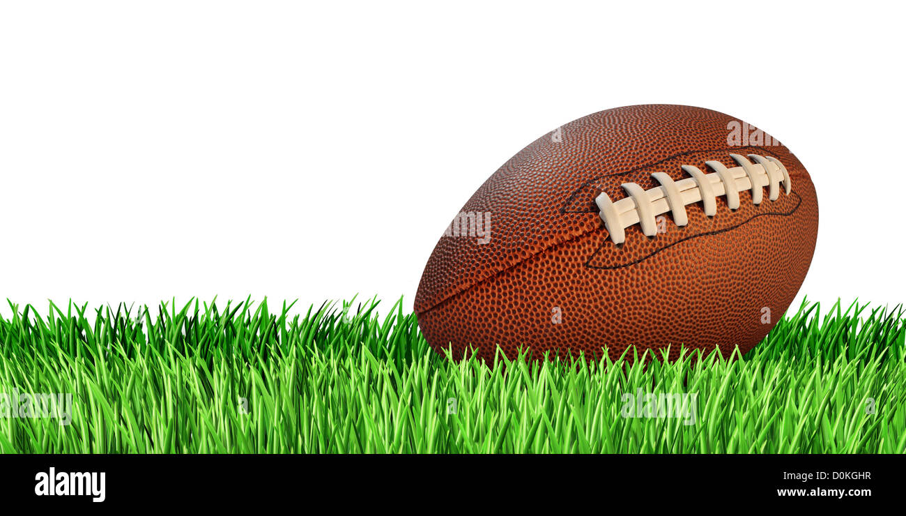 Balle de football sur un terrain isolé sur un fond blanc comme un professionnel ou un collège sport jeu traditionnel américain pour Banque D'Images