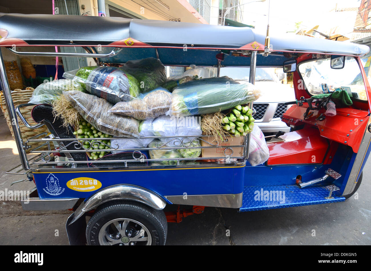 Un tuk-tuk à Bangkok chargé avec des légumes. Banque D'Images