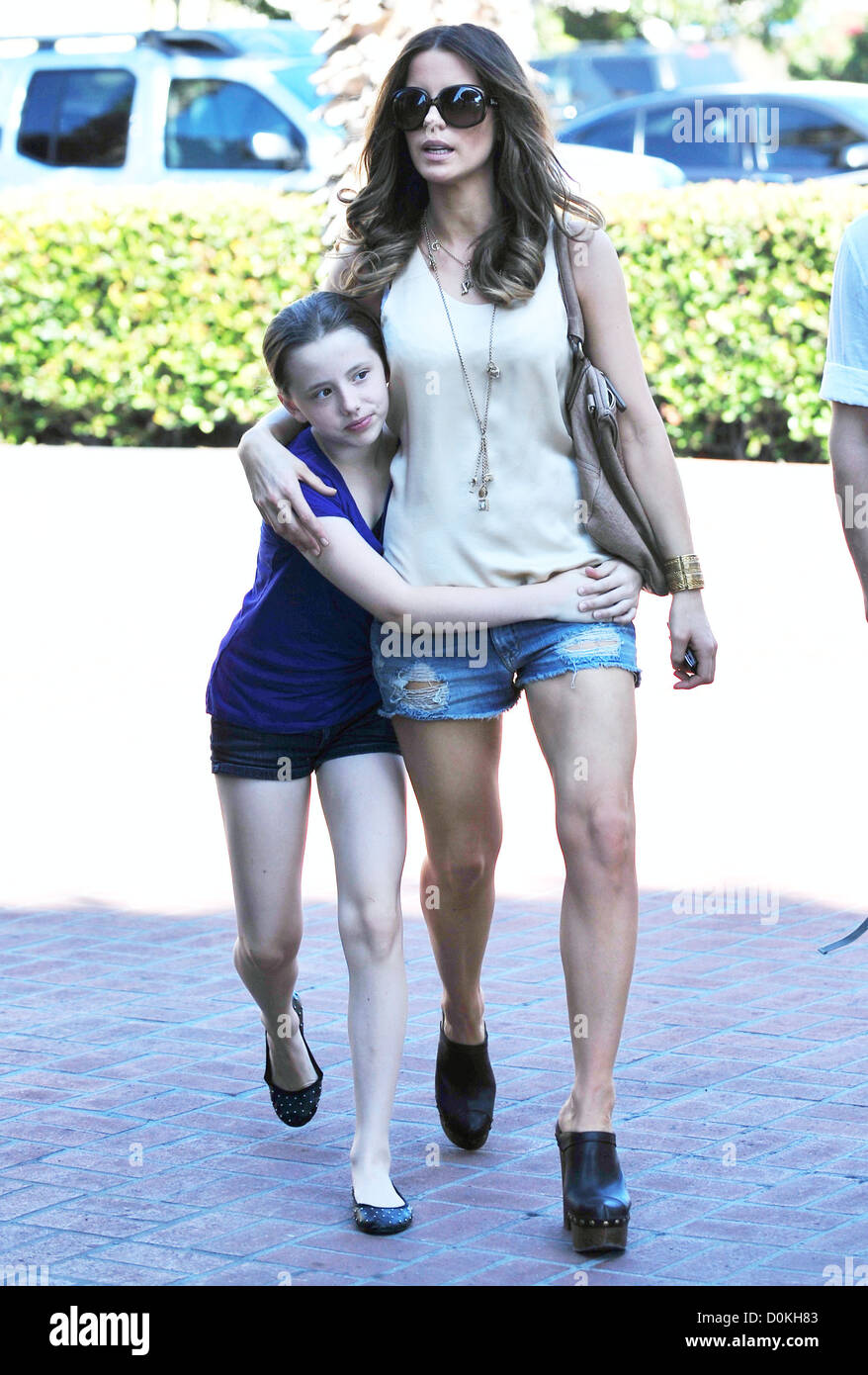 Kate Beckinsale et sa fille Lily Mo Sheen shopping à Santa Monica Santa Monica, Californie Banque D'Images