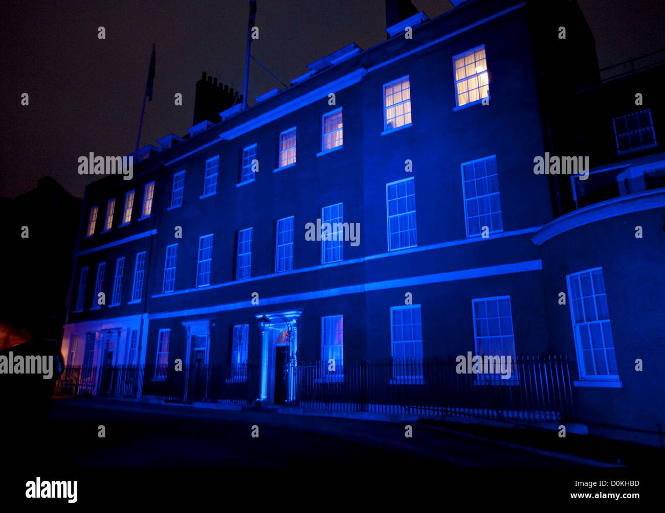 14/11/2012. Londres, R.-U., Downing Street ce matin (14/11/2012), s'allume en bleu, pour la journée mondiale du diabète. Banque D'Images