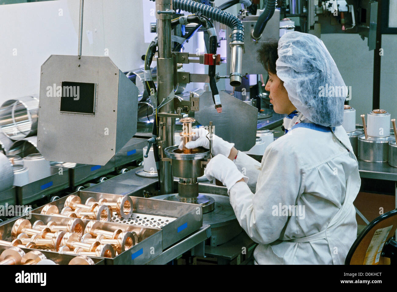 Montage d'un tube sous vide pour la génération de puissance haute fréquence à un Siemens-Osram en Allemagne. Banque D'Images