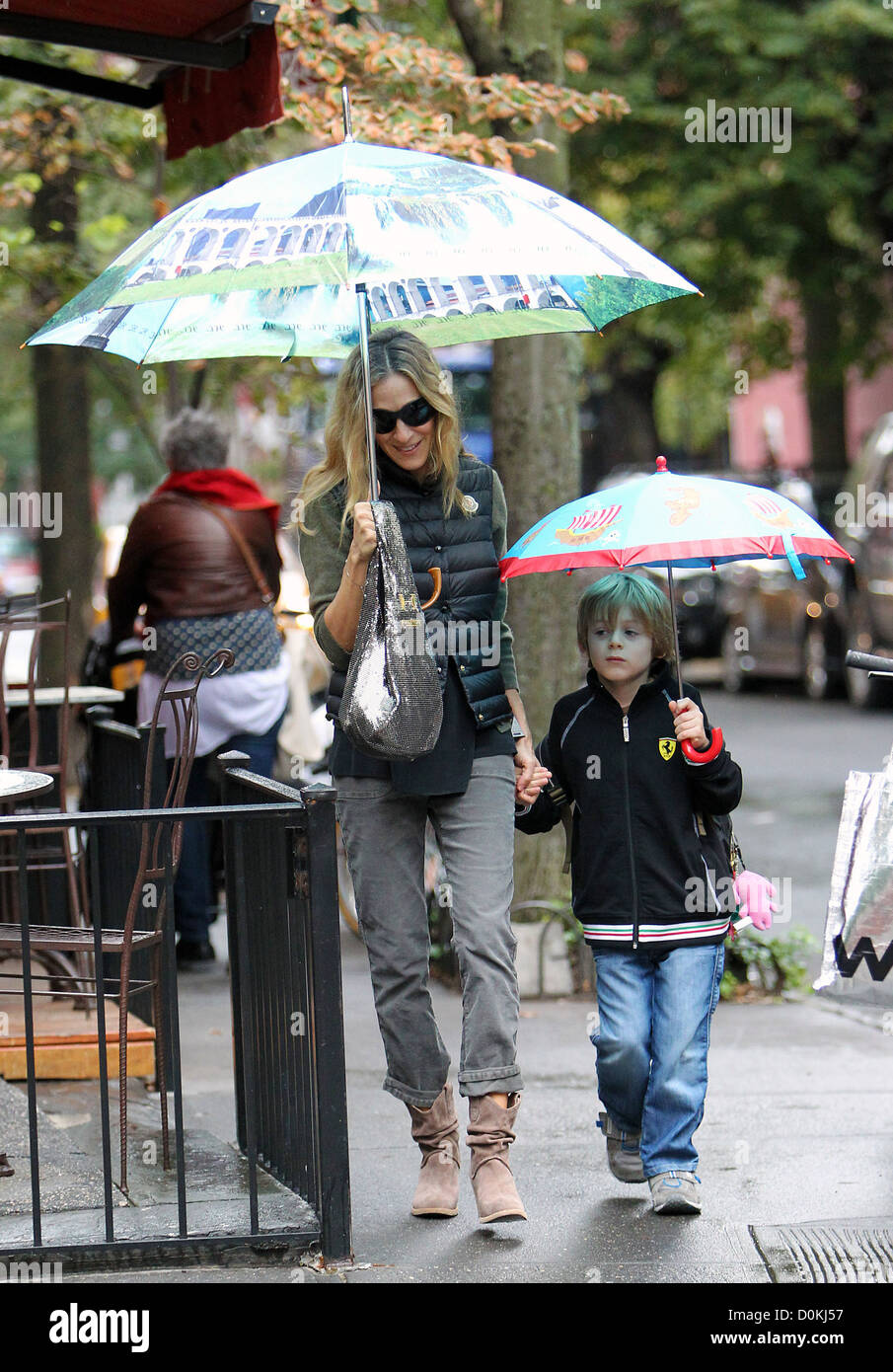 Sarah Jessica Parker se promène avec son fils James Broderick à l'école de  Manhattan se faire attraper dans une douche de pluie sur la voie nouvelle  Photo Stock - Alamy