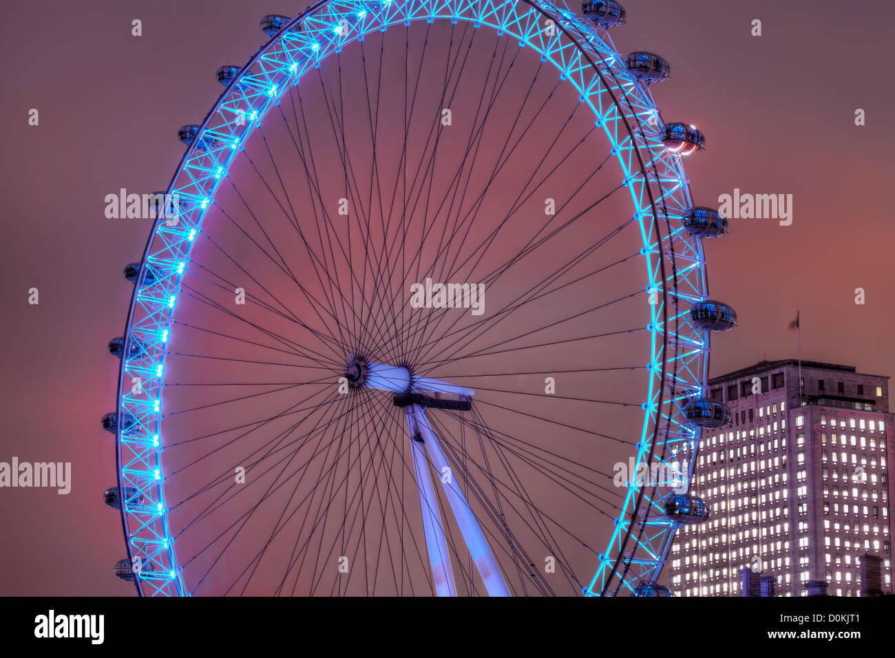 Une vue sur le London Eye de nuit. Banque D'Images