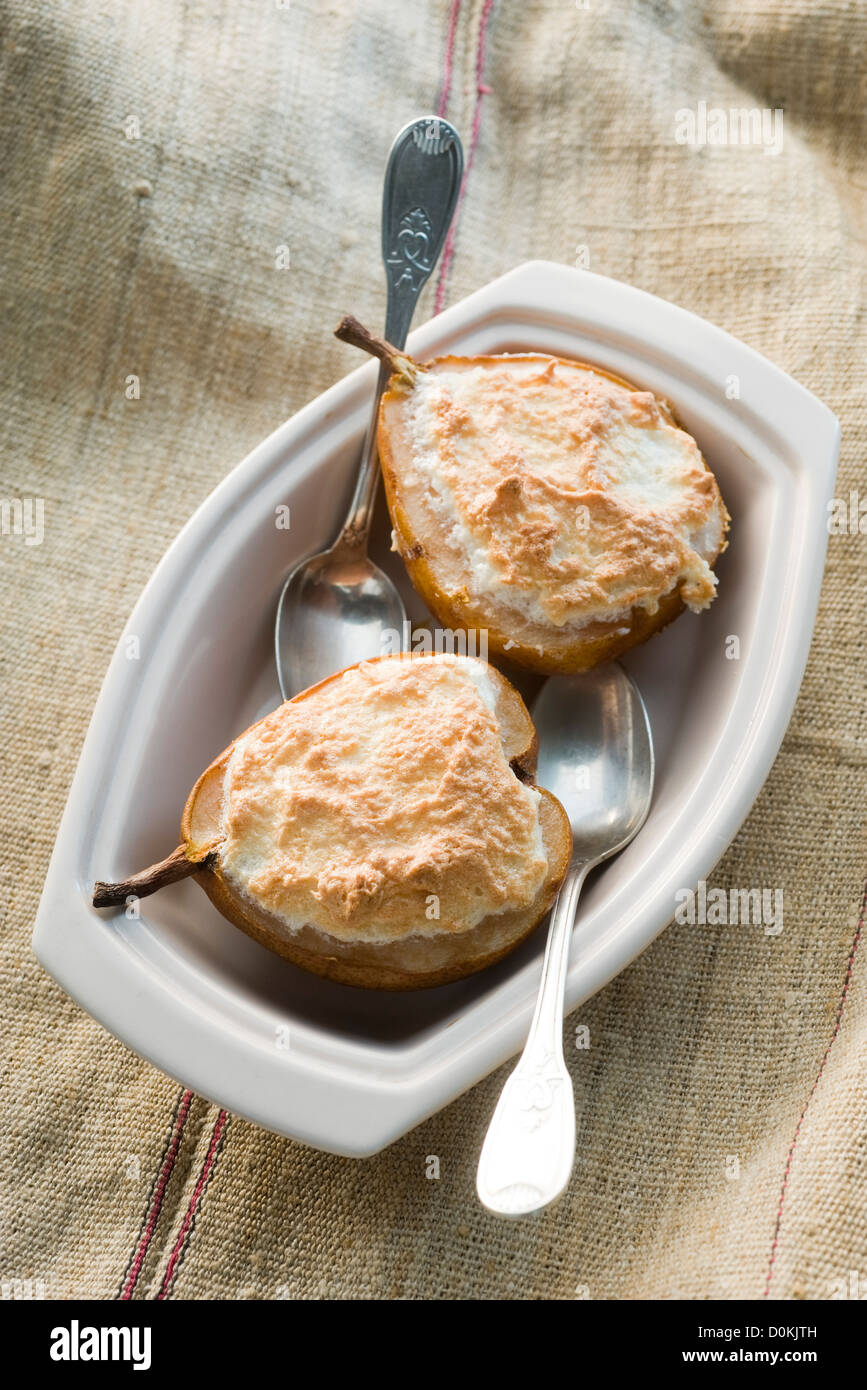Les poires avec les meringues à la noix de coco Banque D'Images