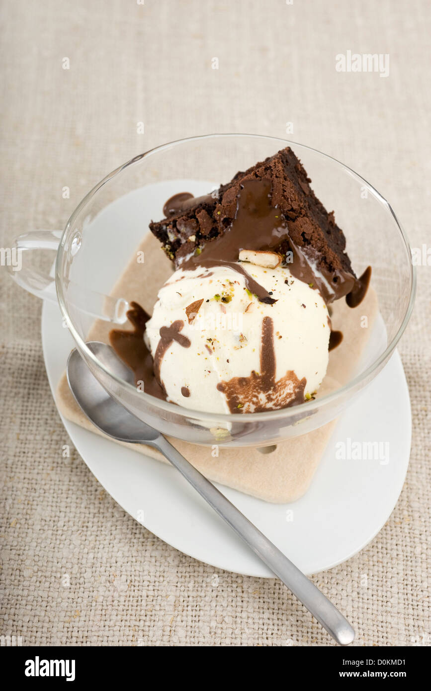 Dimanche brownies et crème glacée à la vanille Banque D'Images