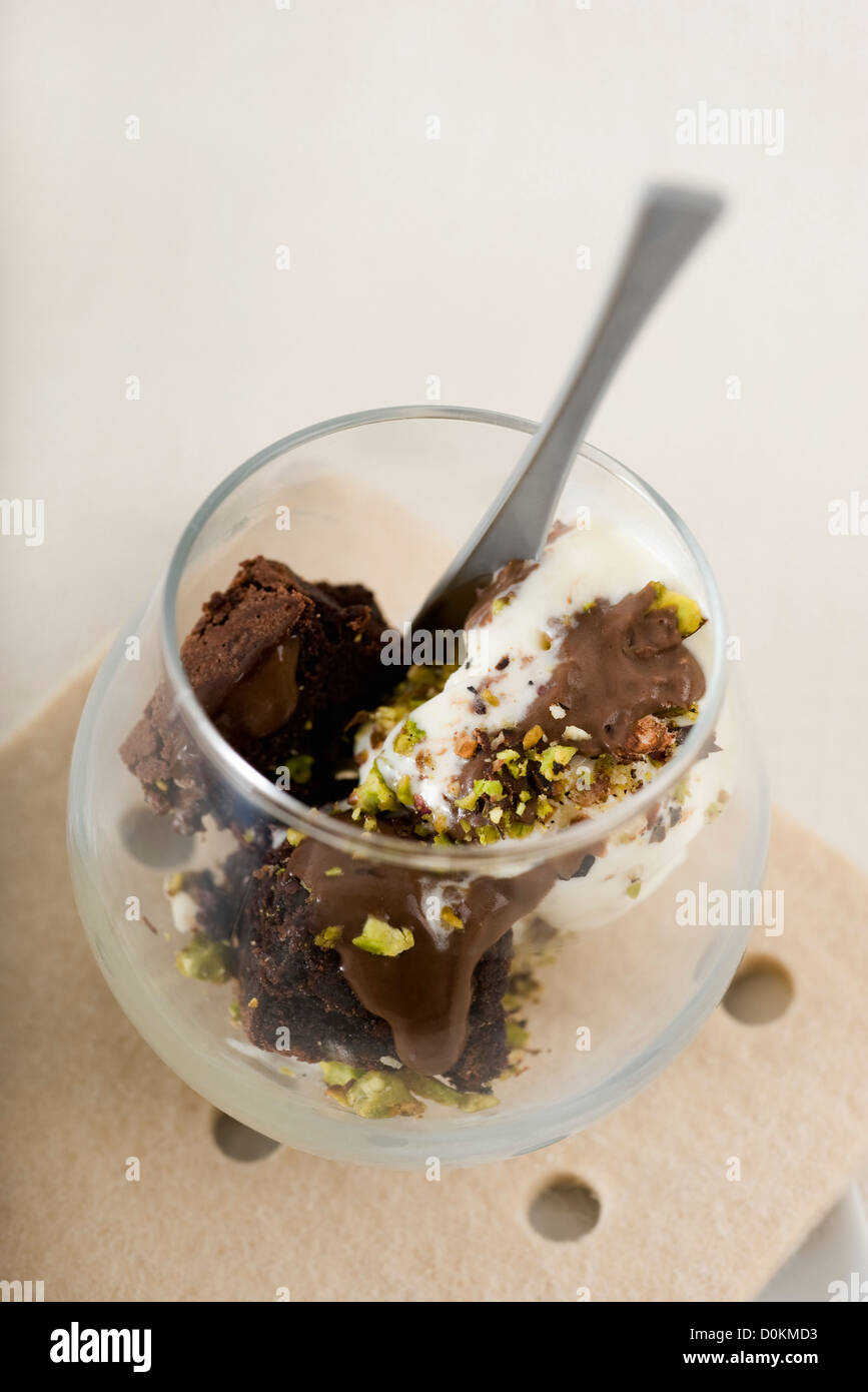 Dimanche brownies et crème glacée à la vanille Banque D'Images