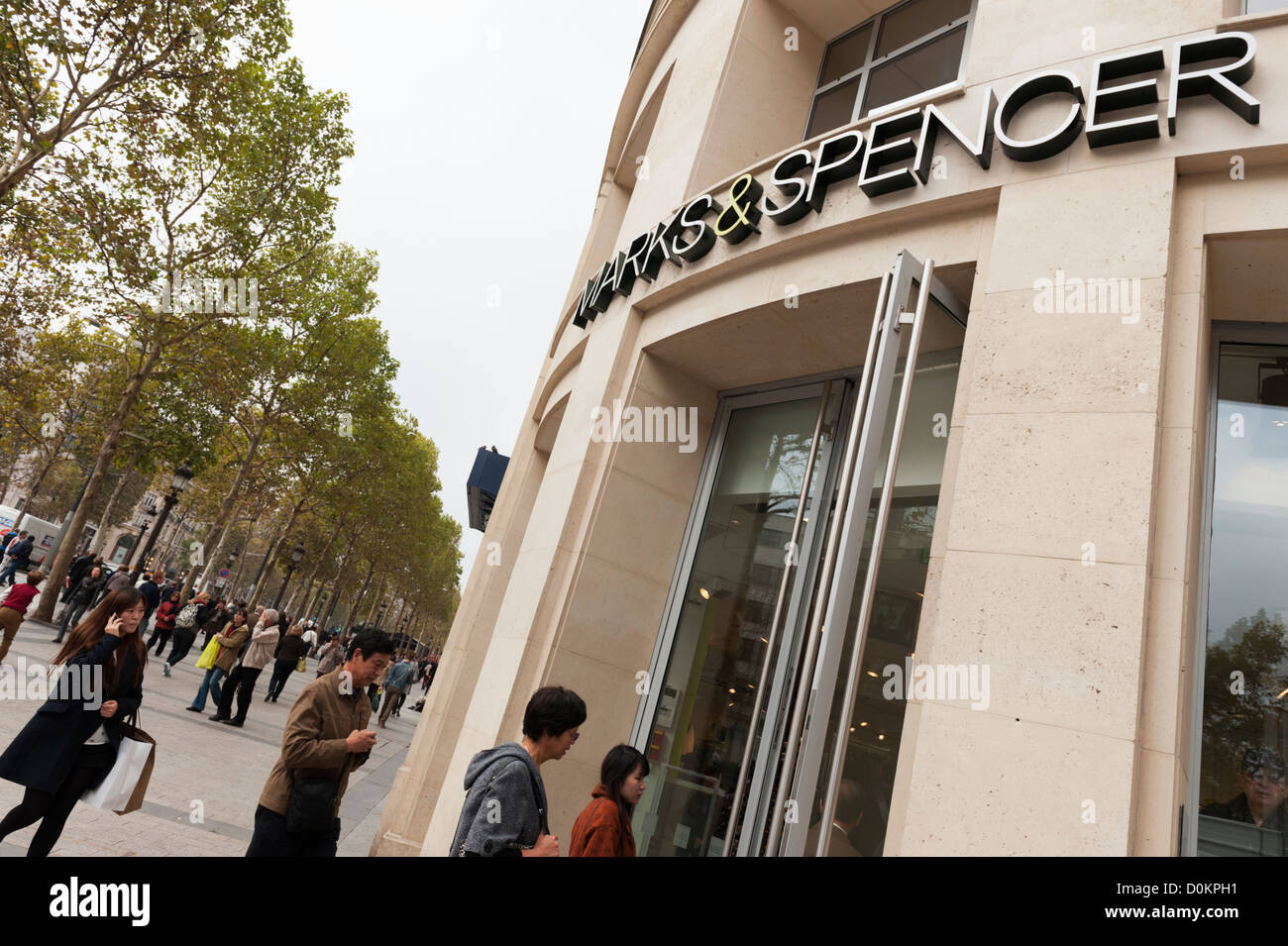 Paris, France : Marks & Spencer magasin sur les Champs-Élysées. Le magasin  a ouvert ses portes en novembre 2011 Photo Stock - Alamy