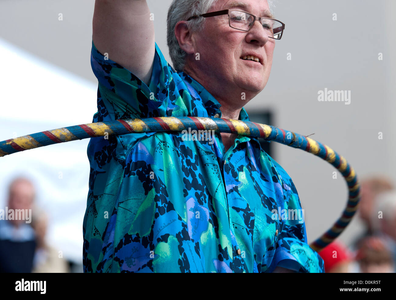 L'homme faisant du hula hoop show Banque D'Images