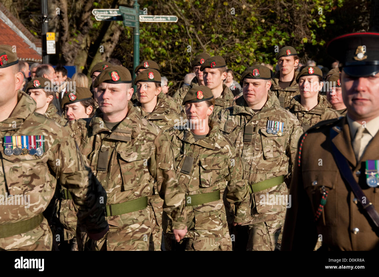 Des soldats du Yorkshire Regiment ont marché le dimanche du souvenir York North Yorkshire Angleterre Royaume-Uni GB Grande-Bretagne Banque D'Images