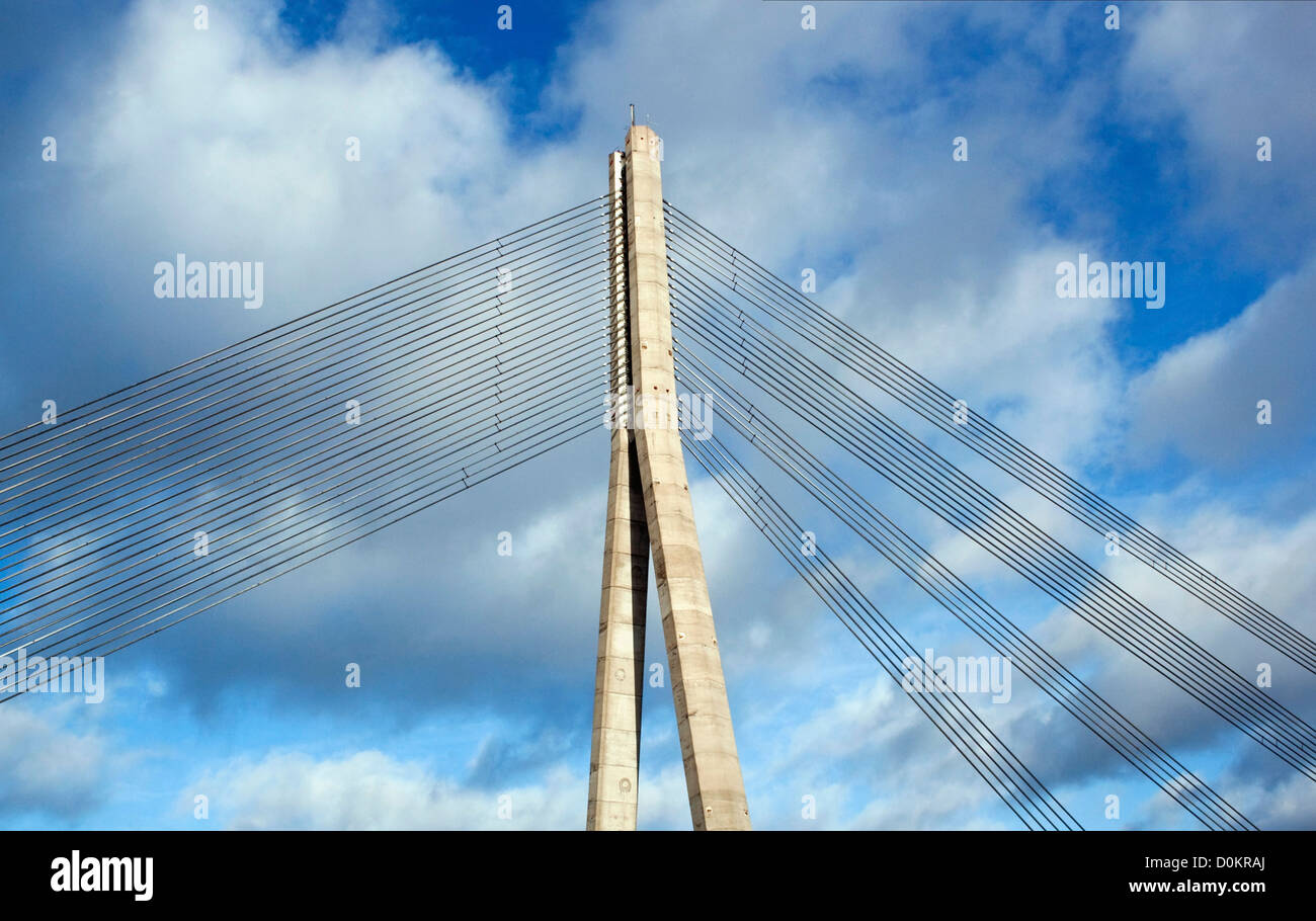 Le Pont du carénage à Riga est un pont à haubans qui enjambe la rivière Daugava Banque D'Images