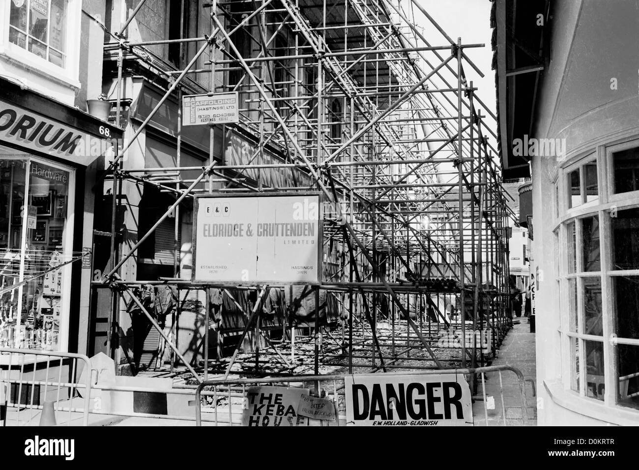 George Street dans la vieille ville de Hastings en 1976 après avoir pris le T W Barnes warehouse incendiées. Banque D'Images