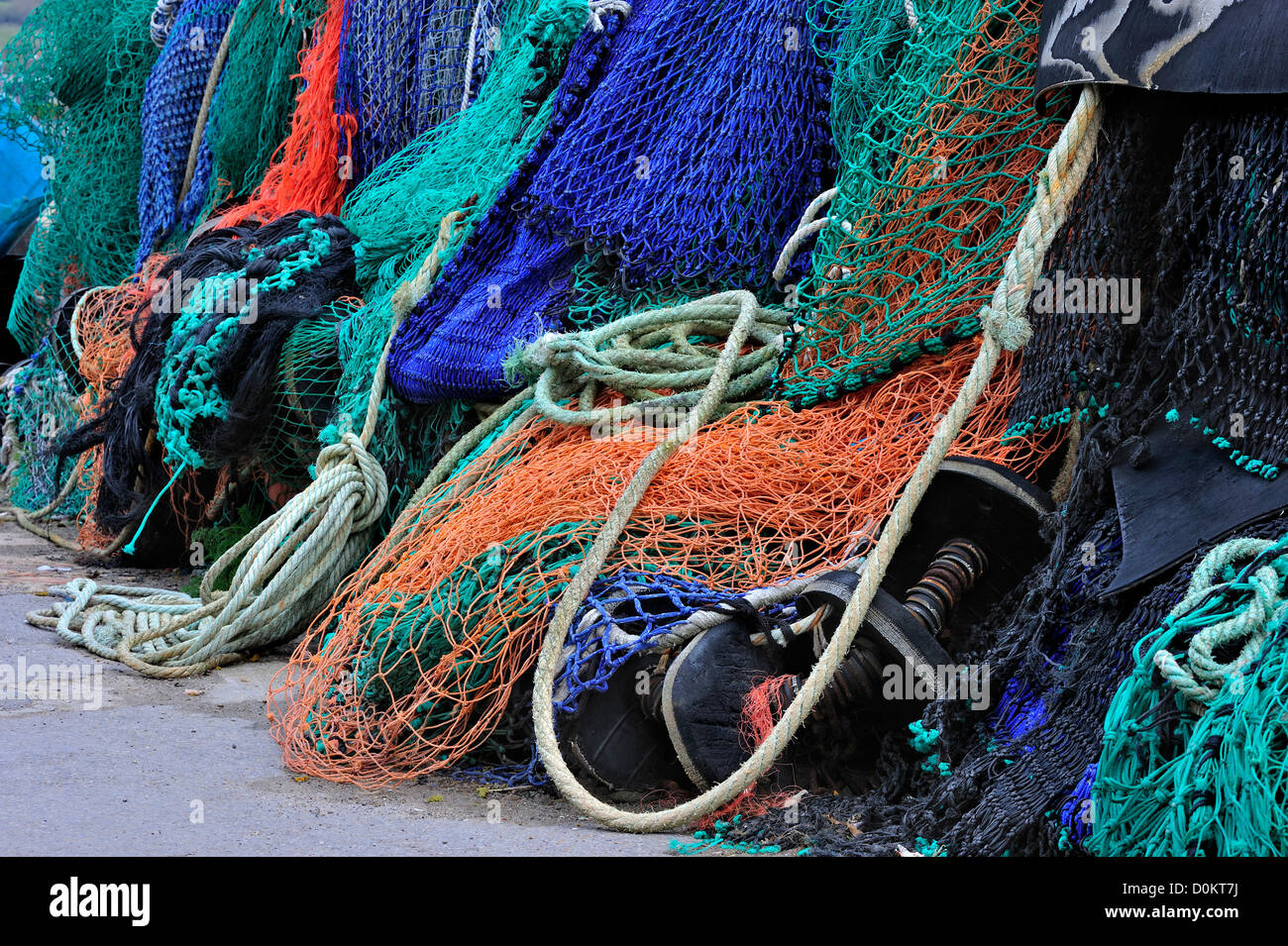 Les filets de pêche de chalutiers colorés sur le quai à Lyme Regis Harbour le long de la Côte Jurassique, Dorset, dans le sud de l'Angleterre, Royaume-Uni Banque D'Images