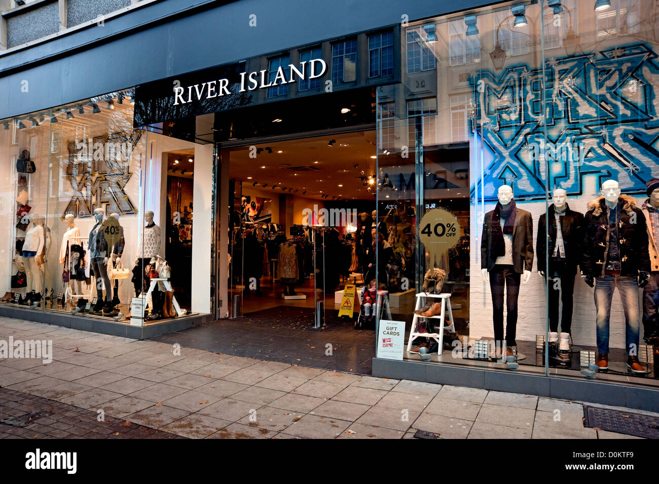 River Island magasin de vêtements vitrine grande rue Harrogate North  Yorkshire Angleterre Royaume-Uni Grande-Bretagne Photo Stock - Alamy