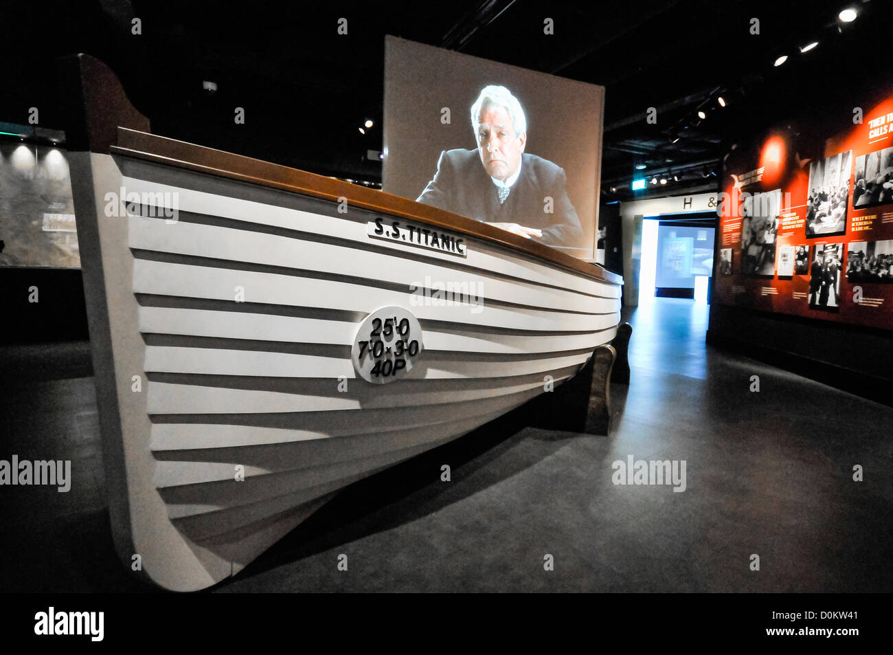 27 novembre 2012, à Belfast. Un nouvel espace s'ouvre dans Titanic Belfast, y compris une réplique de bateau de sauvetage, et un certain nombre de matériel audio-visuel affiche montrant des reconstitutions historiques à partir de l'enquête. Banque D'Images