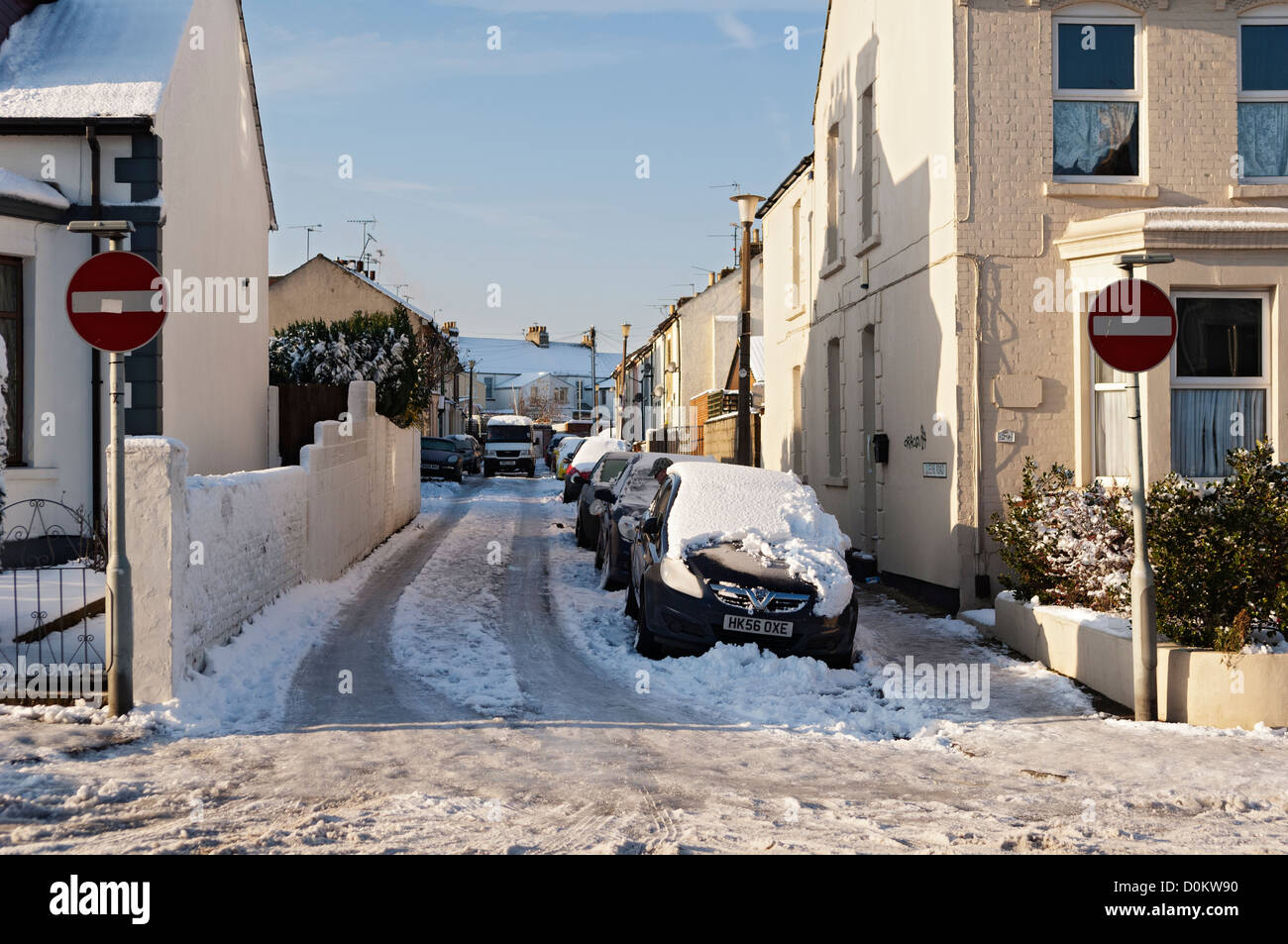 La neige et les véhicules à Gillingham, dans le Kent. Banque D'Images