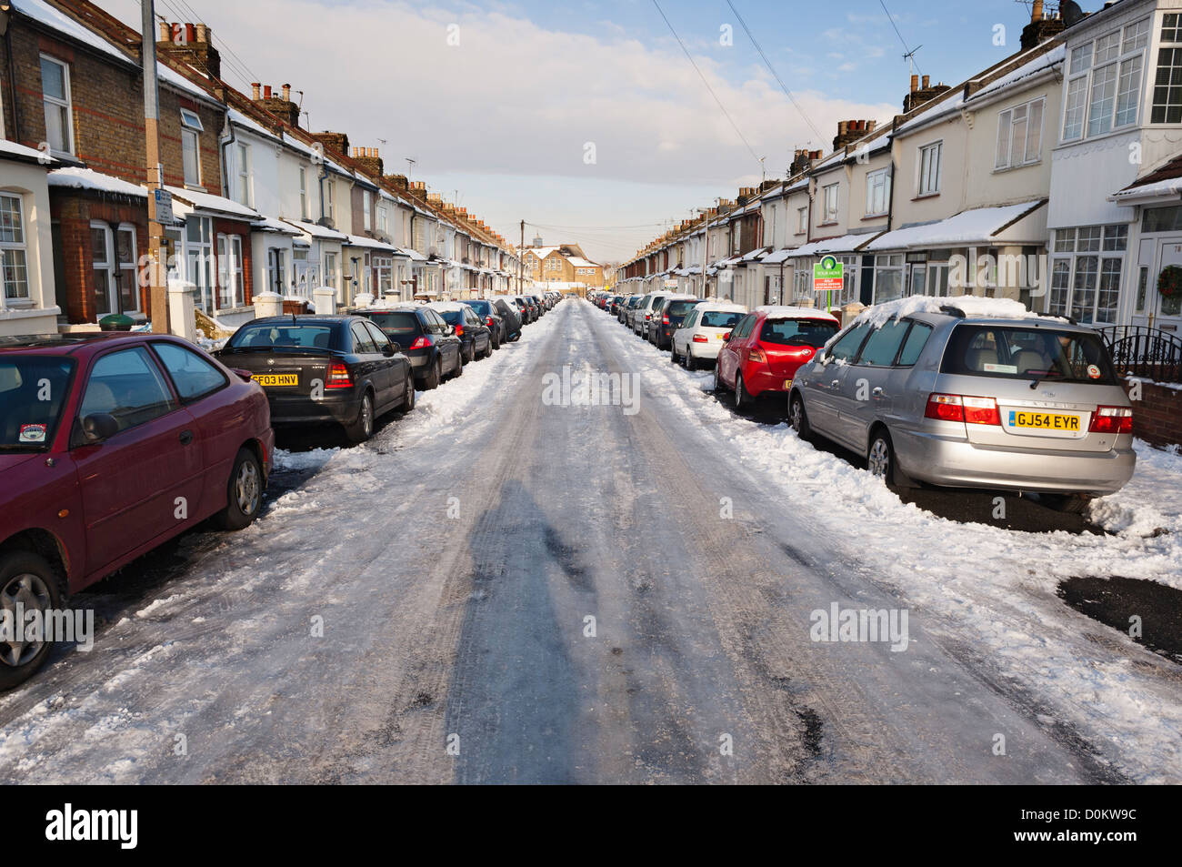 La neige et les véhicules à Gillingham, dans le Kent. Banque D'Images