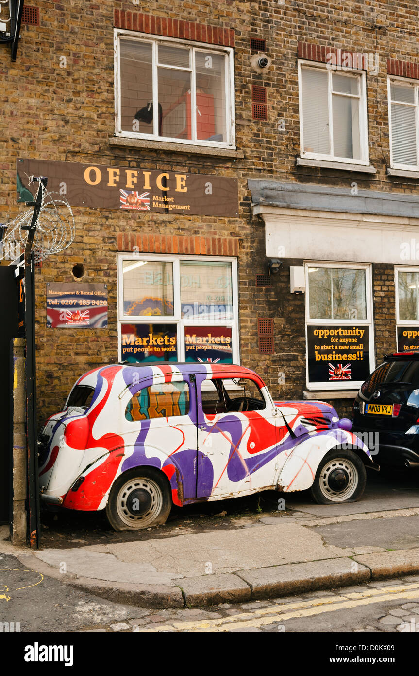 Décorées Quirkily vieille voiture par le Camden Lock Village market. Banque D'Images