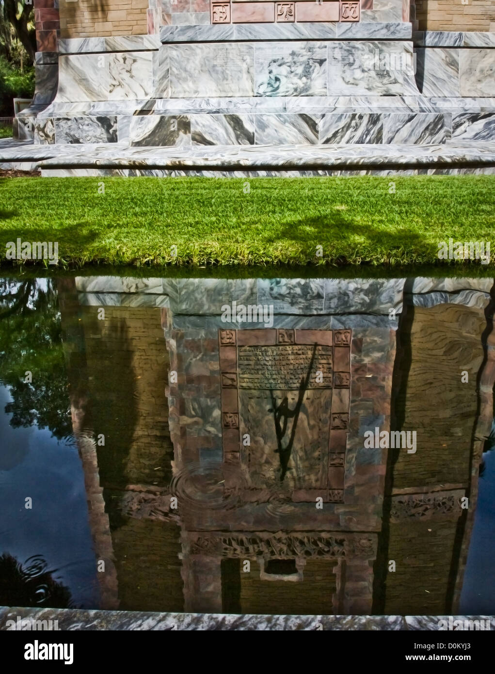 Le géant se dresse au milieu de la tour de beaux jardins. Banque D'Images