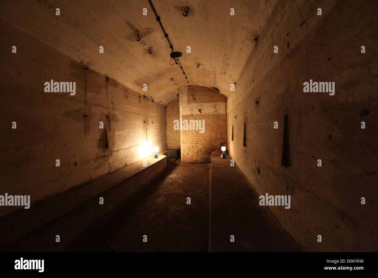 Seconde guerre mondiale bunker souterrain de l'intérieur à allumé la lumière dans le port de Brême, Allemagne Banque D'Images