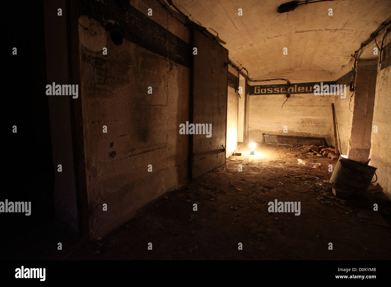 Seconde guerre mondiale bunker souterrain de l'intérieur à allumé la lumière dans le port de Brême, Allemagne Banque D'Images